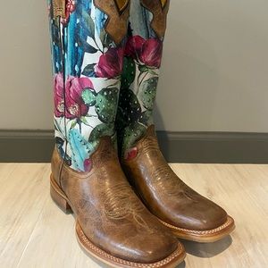 Size 8 women’s Tin Haul boots.